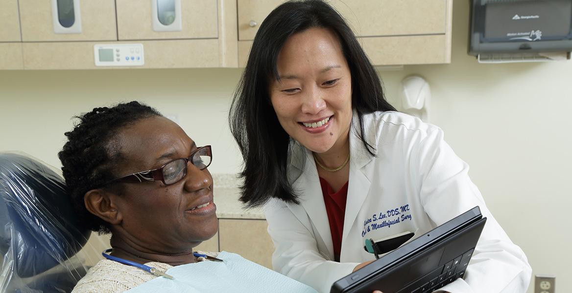 La Dra. Lee, dentista, con paciente