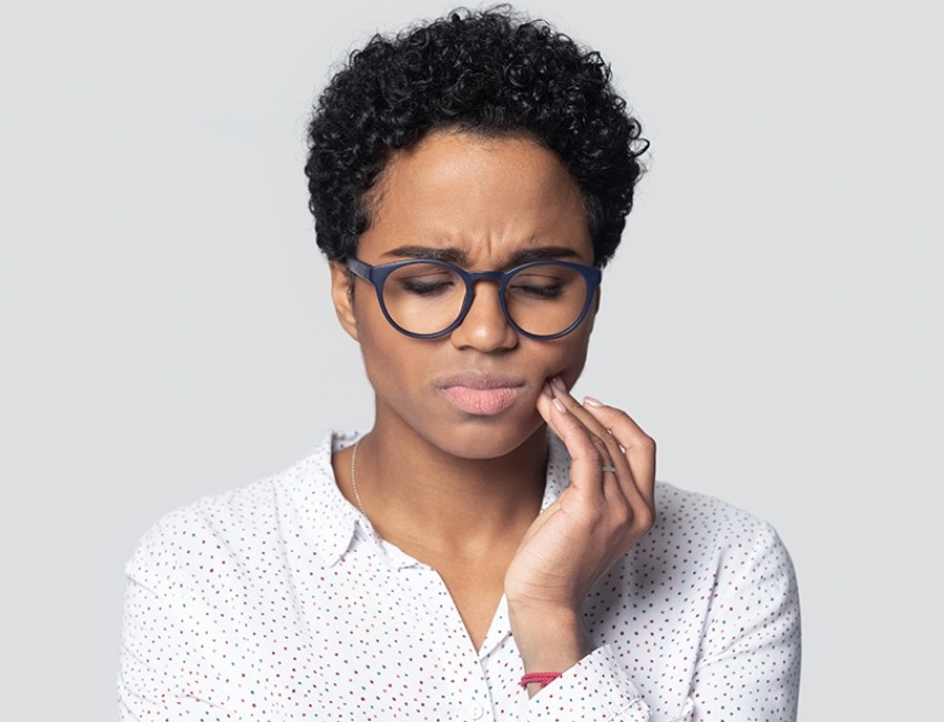 A woman experiencing jaw pain.